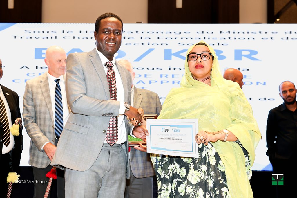 1537 BOA MER ROUGE distinguee lors de la remise de prix du gouvernement1